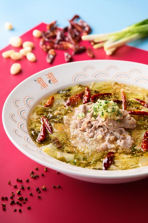 溜溜除招牌「酸菜魚」，亦針對愛大口吃肉的年輕人設計酸菜牛五花、酸菜豬五花兩種主力菜品。業者提供