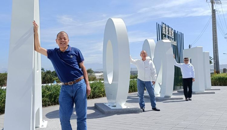 三位資深型男在高美溼地景觀意象打卡。張清照服務處提供
