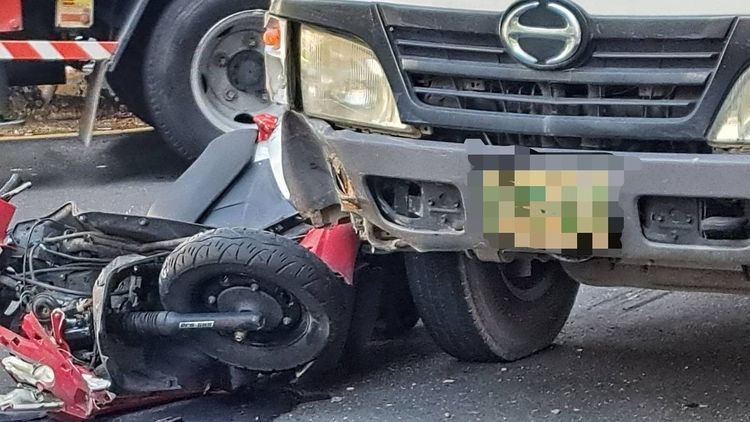 袁姓騎士的機車卡在貨車右前輪下。海山警分局提供