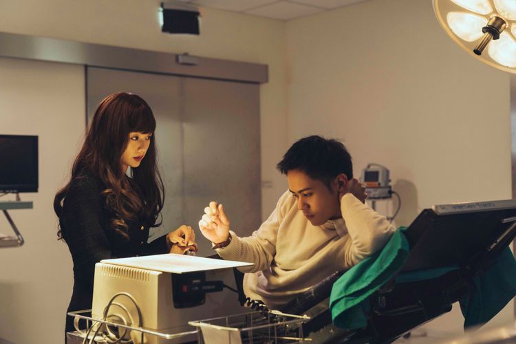 單元《恭請光臨曾賈府喜事》中李淳（右）和簡嫚書努力想拼出一個順利的婚姻。公視提供