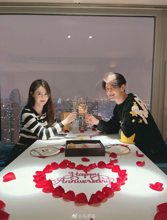 今年2月西洋情人節，馬澤涵（左）、郭品超共進浪漫晚餐。翻攝馬澤涵微博