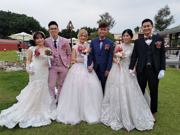 一家3兄妹同時參加集團婚禮。大哥鄒傑智（右起）、劉鳳婷夫妻、二哥包奕宸、馬勻夫妻、及小妹夫妻林雍峻、鄒妍淋。屏東縣政府提供