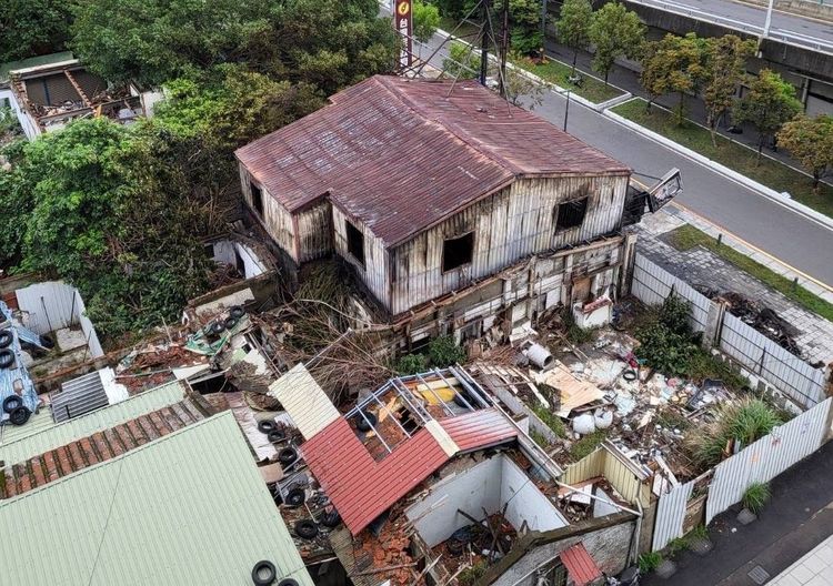 輪胎行大火後，原址也因被判定有危險性而被拆除（拆除前）。讀者提供
