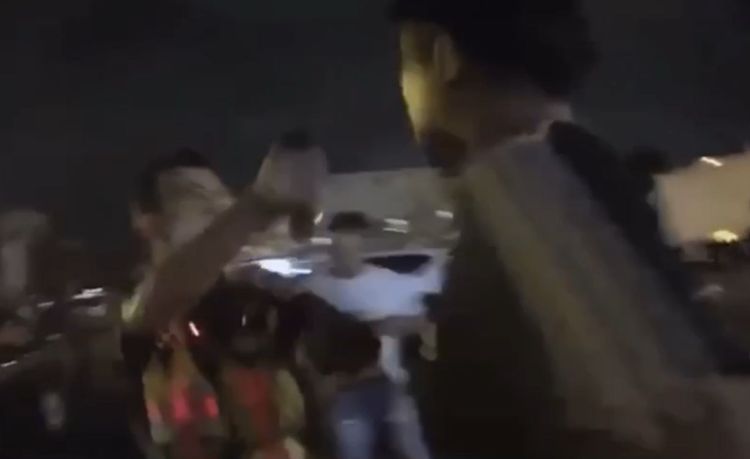 警方噴辣椒水制止。民眾提供