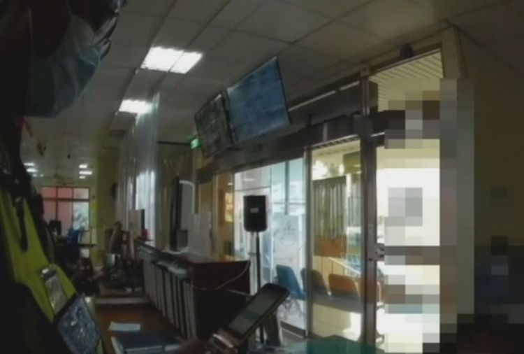 警員檢視詐騙集團與阿嬤的通話記錄。讀者提供