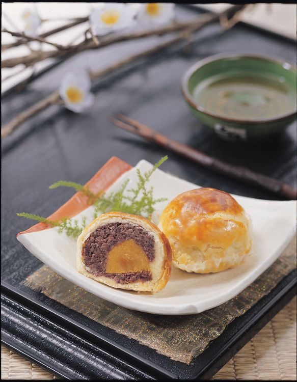 台中市有糕餅的故鄉之稱，不只是太陽餅，連中秋必吃的蛋黃酥也美味。台中市觀旅局提供