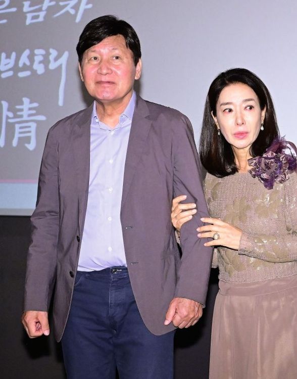 安聖基（左）前天出席活動，需要金甫娟攙扶上台。翻攝OSEN