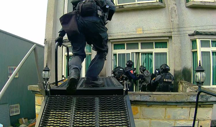 警方荷槍實彈攻堅。民眾提供