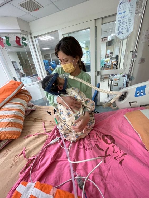 小希母親在加護病房內照顧小希。家屬提供