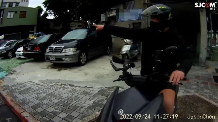 民眾熱心指引男子逃逸方向。翻攝畫面