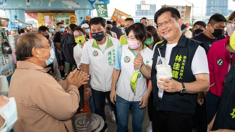 林佳龍到三重重新橋觀光市集掃街。林佳龍競辦提供