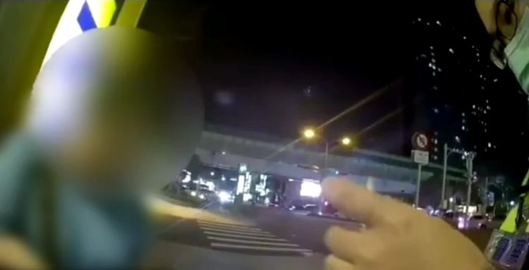 王姓婦人向警員說：「他（詐騙集團）一直叫我轉（帳）！」讀者提供