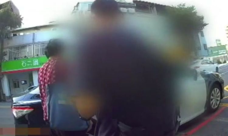 吳姓婦人被警方帶回偵訊。讀者提供