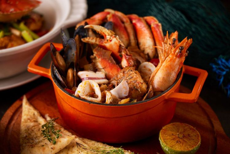 比薩屋黃金蟹海鮮香辣燉鍋。台北喜來登提供