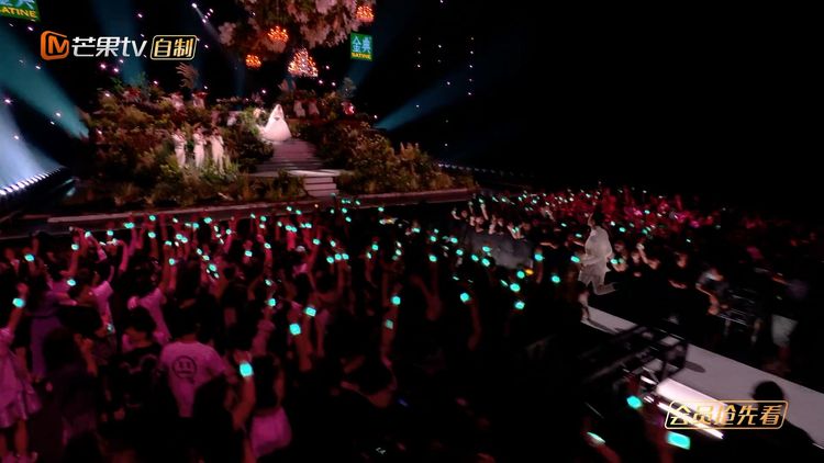 新郎張智霖奔向新娘袁詠儀，台下觀眾也很激動。翻攝披荊斬棘微博