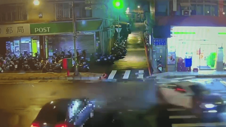 警車被撞失控偏離車道。新莊警分局提供