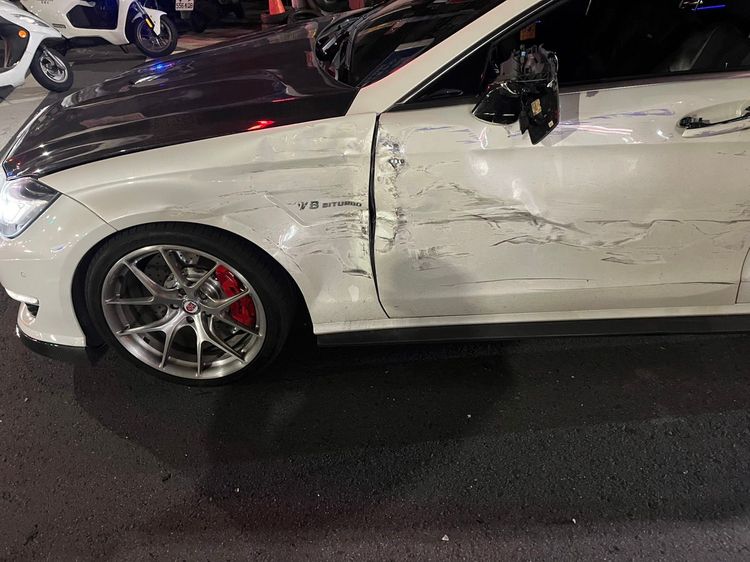 賓士車左車身凹陷。蘆洲警分局提供