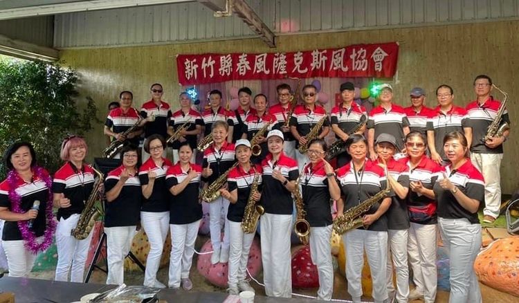 楊文科競選總邀請「春風薩克斯風樂團」帶來優閒午後的音樂饗宴。春風薩克斯風樂團提