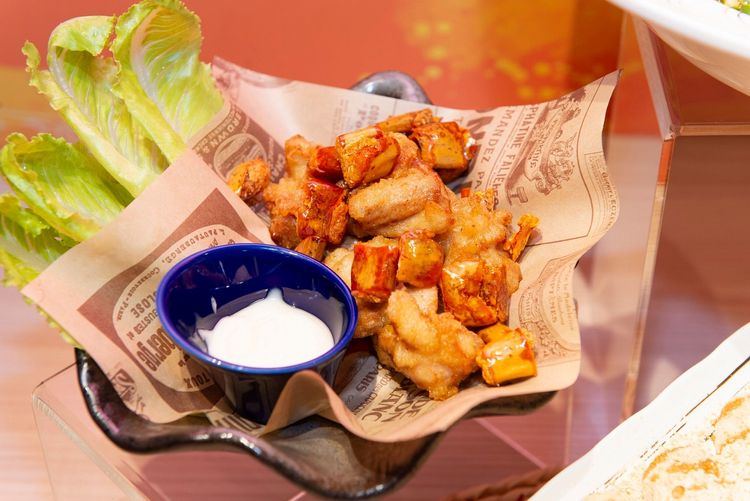 溜溜酸菜魚專賣店開發一系列創意川菜料理，顛覆大家對於川菜「麻辣」的印象，其中「椒麻唐揚雞」，是以川味辣子雞做為發想，融入異國料理手法的菜色。業者提供