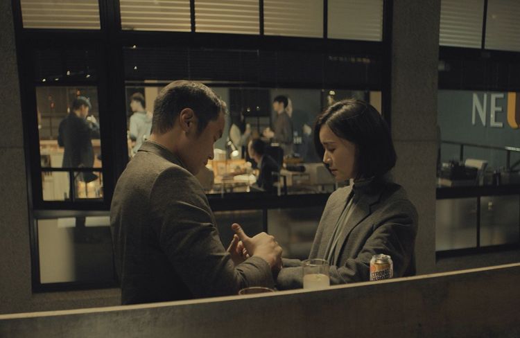 張孝全（左）與鍾瑶飾演相愛夫妻，鍾瑶一度太入戲想不起張孝全本名。威視電影提供