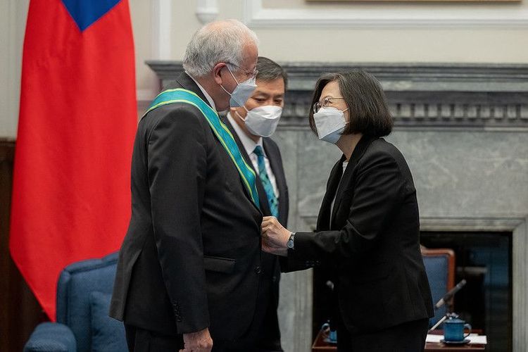 蔡英文總統頒授法蘭西共和國法蘭西學院院士尚-侯貝·皮特「大綬卿雲勳章」。總統府提供