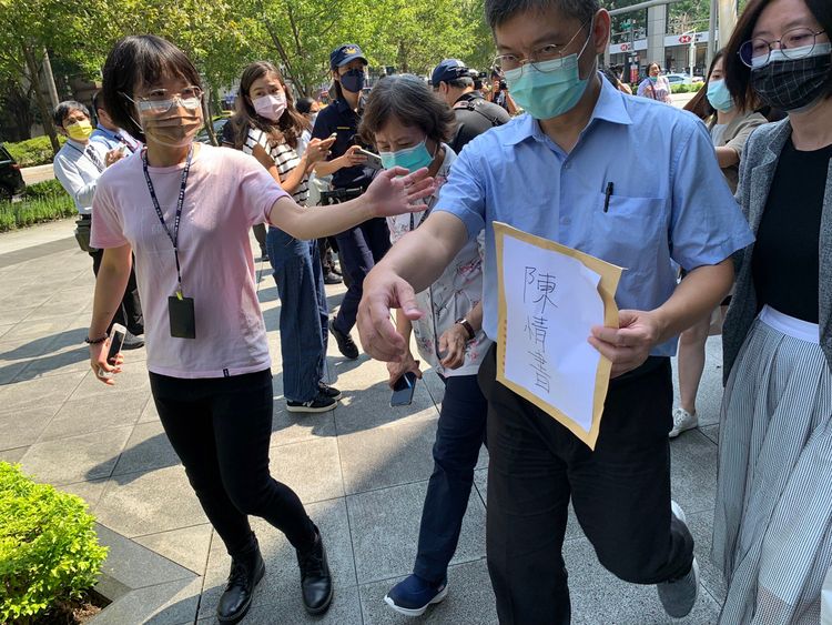 交通部路政司鐵工科陳祖安匆匆離場。胡順惠攝