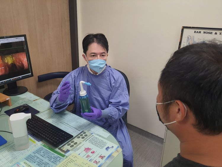張耕閤醫師說，草本洗鼻療法目前已經有非常多頑固性鼻竇炎的患者受惠。大里仁愛醫院提供