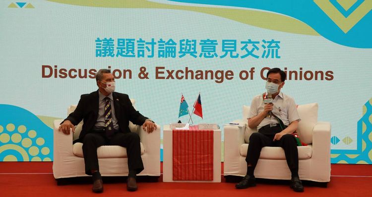 拿塔諾與原民會主委夷將‧拔路兒會晤，就促進南島民族交流交換意見。外交部提供