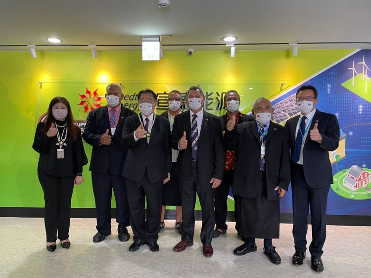 拿塔諾參觀宣德能源公司，認識我太陽能產業發展現況。外交部提供