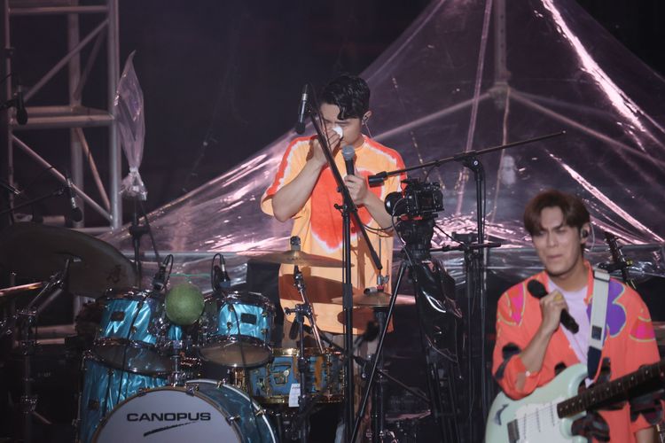 鼓手哲謙（謙哥）被台下滿滿的歌迷感動，邊哭邊拭淚