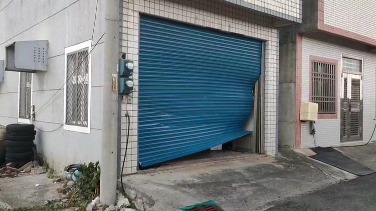 丁姓兄弟哥哥住家鐵門遭撞毀，擔憂郭男又來鬧事，索性先不修復。魏嘉良攝