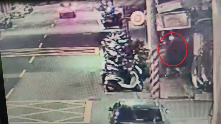 劉男(紅圈處)潛入彩券行行竊得手後離開。林口警分局提供