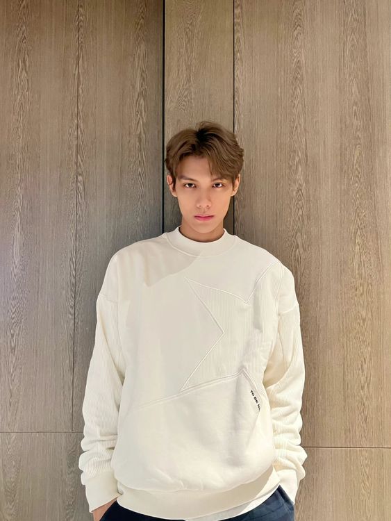 網友比對稱到周揚青家中做菜的神秘男是段星星。翻攝段星星微博