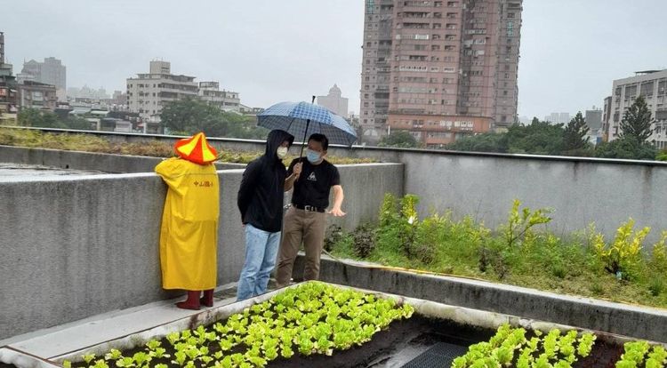 桃園市政府工務局也解釋，經新工處現場勘查後釐清，因灌溉屋頂農場雨水回收池的自動抽水馬達故障才造成漏水。桃園市工務局提供