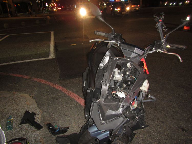 機車車頭毀損。讀者提供