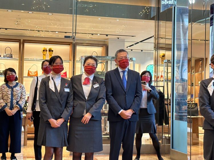 新光三越總經理吳昕陽（右）在南西店大門口迎賓。陳慜蔚攝