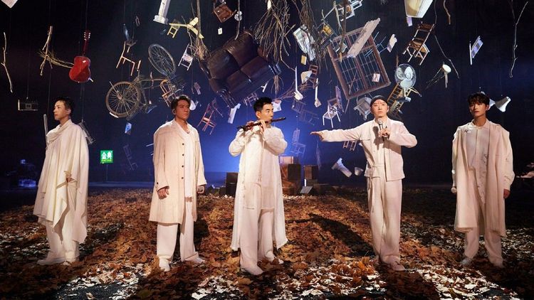 劉愷威（左起）、吳卓羲、任賢齊、郝雲、張峻寧演唱電影《無問西東》主題曲《無問》。翻攝披荊斬棘微博