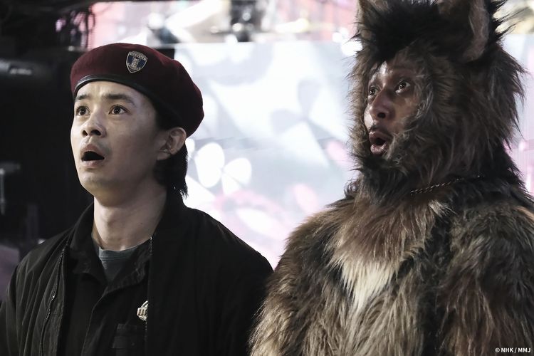 池松壯亮（左）飾演鑑識官與小田切讓扮演的搭檔警犬「奧莉佛」，聯手偵破大大小小的神祕案件。friDay影音提供