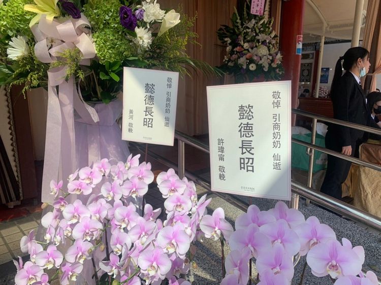 許瑋甯和黃河送上花籃悼念。蔡依庭攝