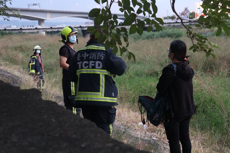 消防人員在旱溪草叢內發現男子陳屍草叢內。張喆喜攝