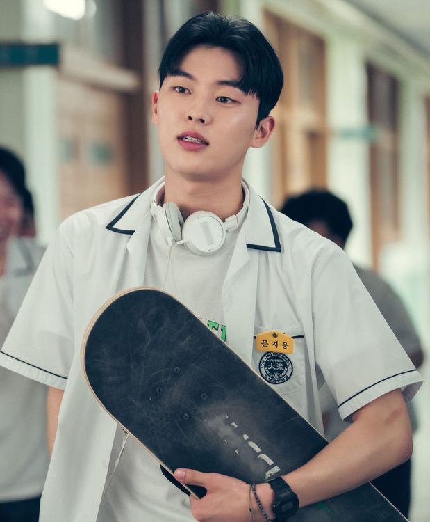 崔顯旭 以《二十五，二十一》「七班小可愛」打開知名度，憑該劇提名男新人。Netflix提供