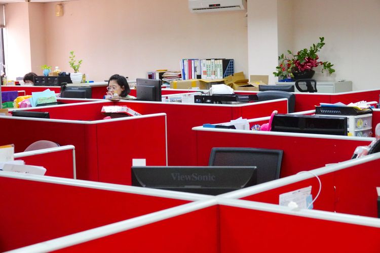 旅行社辦公室員工座位空蕩蕩。施昂強攝