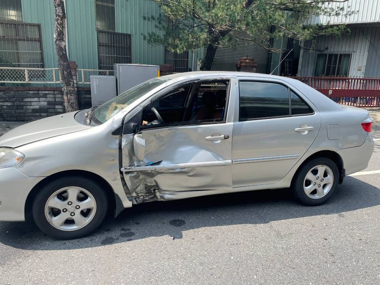 吳姓男子酒後駕車闖禍，車子受損。讀者提供