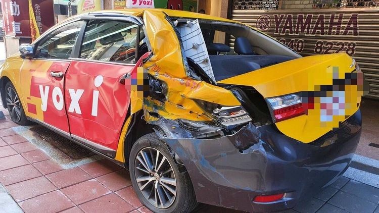 計程車車尾嚴重毀損。中和警分局提供