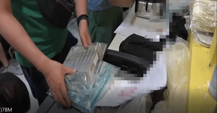 警方搜查時清點贓款。翻攝畫面