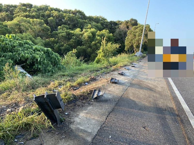 肇事砂石車撞毀多處護欄。警方提供