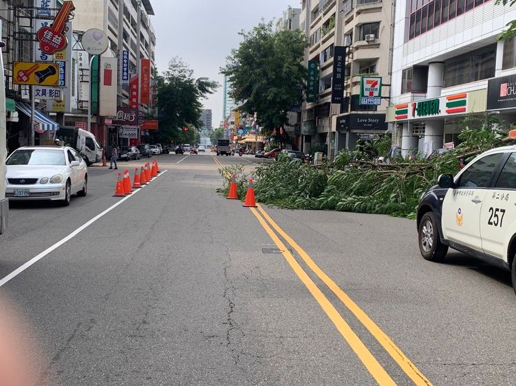警方在現場設交通錐警示。讀者提供