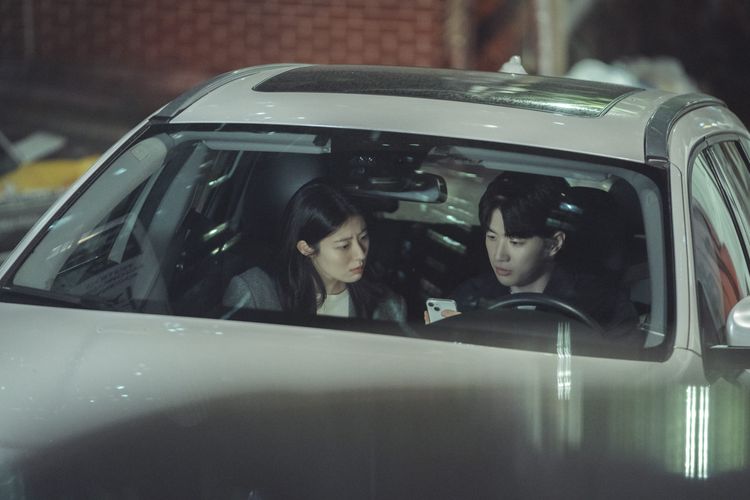 南志鉉（左）劇中飾演記者，與青梅竹馬姜勳一起調查4年前的訴訟案。Netflix提供