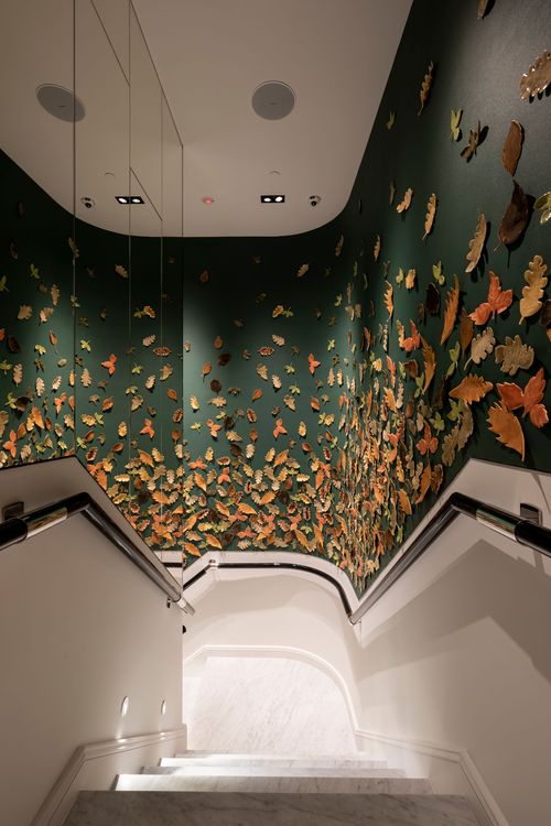 加拿大名家黛博拉·莫斯(Deborah Moss)純手工繪製、陶瓷燒製而成的樹葉裝置藝術牆面。業者提供