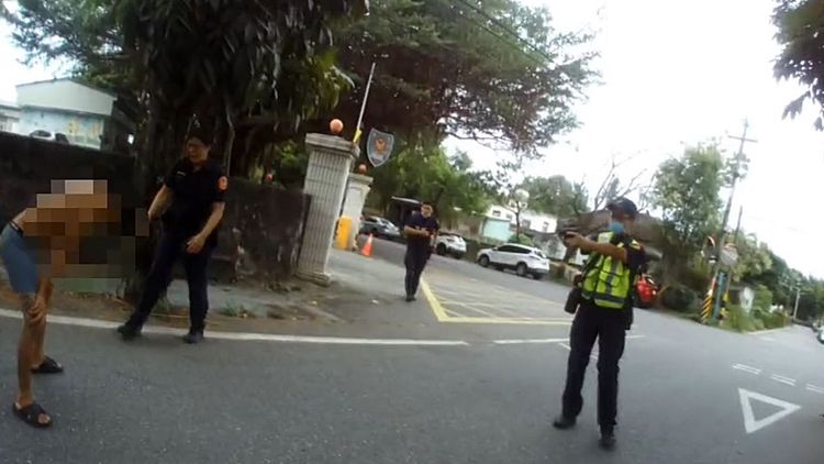 半裸醉漢持刀逛大街，警方拔槍喝斥並噴辣椒水制伏他。警方提供